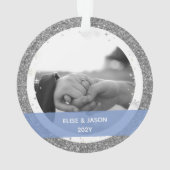 モダン初めてのクリスマス婚約した2枚 オーナメント (裏面)