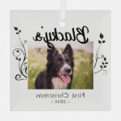 モダン初めてのクリスマス子犬の葉の赤い写真 ガラスオーナメント (裏面)