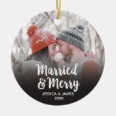 モダン初めてのクリスマス結婚したと写真メリー セラミックオーナメント (正面)