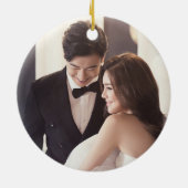 モダン初めてのクリスマス結婚したは贈り結婚物を愛する セラミックオーナメント (裏面)