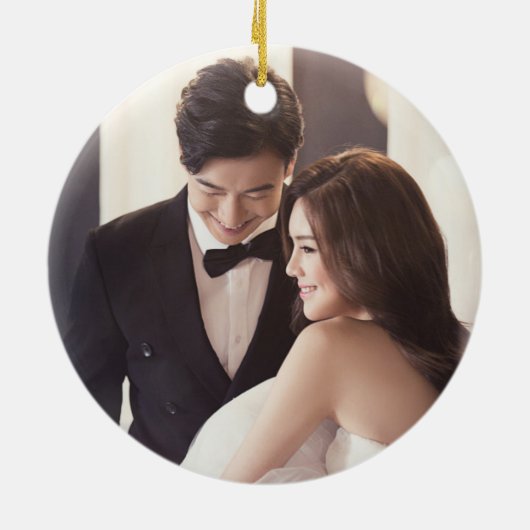 モダン初めてのクリスマス結婚したは贈り結婚物を愛する セラミックオーナメント (裏面)
