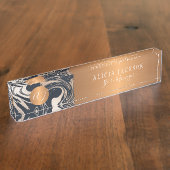 モダン大理石パターン黒金ゴールドモノグラムの デスクネームプレート (側面)