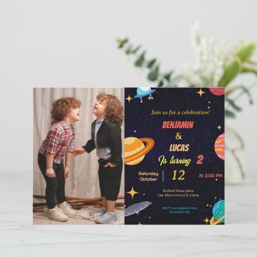 モダン宇宙ツインズ男の子の誕生日パーティーの招待 招待状 (スタンド正面)
