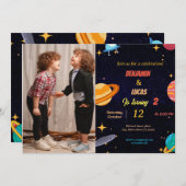 モダン宇宙ツインズ男の子の誕生日パーティーの招待 招待状 (正面/裏面)