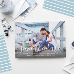 モダン手書きス結婚クリプトの青 セーブザデート<br><div class="desc">婚約結婚写真を取り扱うセーブ・ザ・デート案内カーモダンドとスタイルして、素敵なスクリプトオーバーレイデザインを付けてエレガントお知らせしよくはしゃぐなさい。すべての重要な詳細で前面に配置できモダンるカスタム文字を含み、背面に水平方向の手で描画されたの調整パターンとストライプほこりっぽい青（修正可能）背景色を含む。暗いフォトグラデーションフィルタは削除できる。</div>