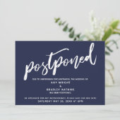 モダン手書き結婚延期のネイビーブルー 招待状 (スタンド正面)