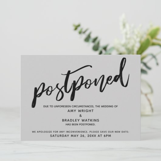 モダン手書き結婚延期の灰色のカード 招待状 (スタンド正面)