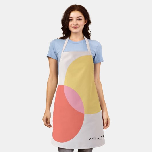 モダン抽象芸術サークル赤イエローピンクミニマリスト エプロン (着用した状態)