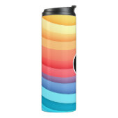 モダン抽象芸術レインボー波とロゴ タンブラー (回転左)