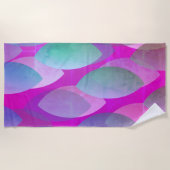 モダン抽象芸術 |マゼンタパープルピンクティール（緑がかった色） ビーチタオル (正面)