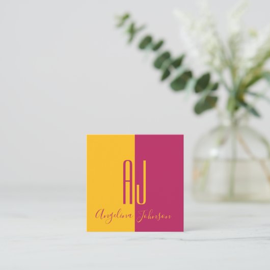 モダン明るい赤紫色ピンクと黄色 スクエア名刺 (スタンド正面)
