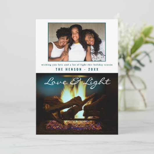 モダン暖炉の火の木の居心地の良いクリスマスフォト カード (スタンド正面)