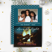 モダン暖炉の火の木の居心地の良いクリスマスフォト