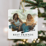 モダン最高のFriends写真と名前/秒クリスマス セラミックオーナメント<br><div class="desc">パーソナライズされたモダン最高のカスタム最高の、あなたのbestieの汚れオーバーレイの写真と文字の'FRIENDS'とあなたの名前を含む友人の写真オーナメント。どんなBFFも、クリスマスの時に自宅で愛を込めて飾ることができるこの豪華なオーナメントを受け取りたいと思う。</div>