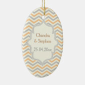 モダン桃、グレー、アイボリーのシェブロンのパタカスタムーン セラミックオーナメント (右)