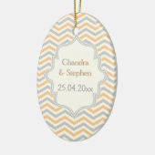 モダン桃、グレー、アイボリーのシェブロンのパタカスタムーン セラミックオーナメント (左)