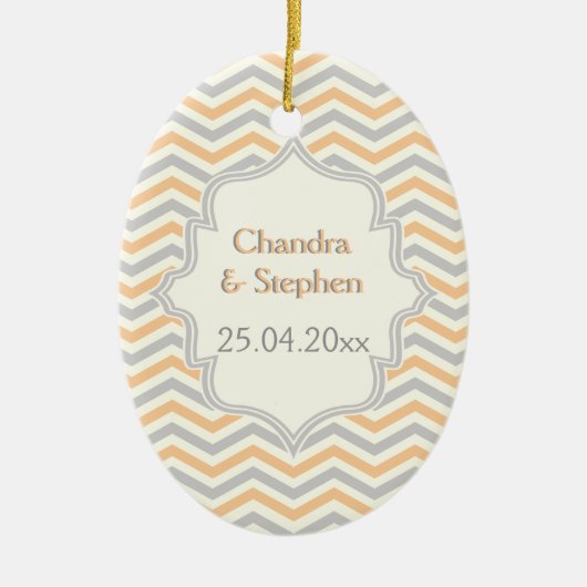 モダン桃、グレー、アイボリーのシェブロンのパタカスタムーン セラミックオーナメント (正面)