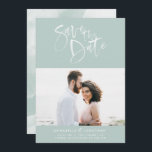 モダン水彩画字タイポグラフィ結婚の写真 セーブザデート<br><div class="desc">水モダン色スクリプトタイポグラフィ結婚のフォトセーブ・ザ・デート案内カード。</div>