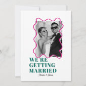 モダン波はっきりしたファンキーダークグリーンとピンク結婚ズ 招待状 (裏面)