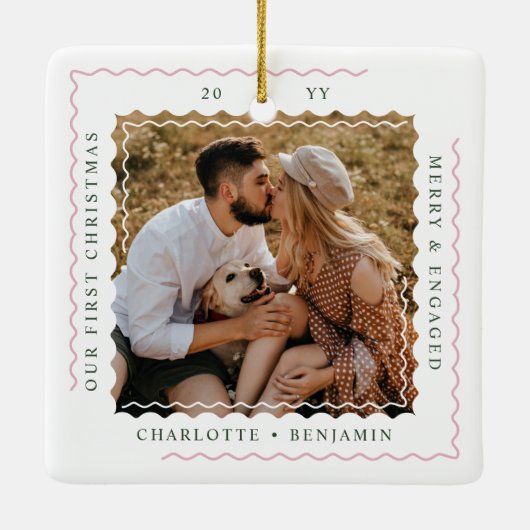 モダン波状ミニマル初めてのクリスマス婚約した写真 セラミックオーナメント (裏面)