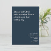 モダン深いネイビーブルータイポグラフィスタイリッシュ結婚ズ 招待状 (スタンド正面)