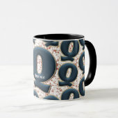 モダン深いブルーモノグラムカスタマイズ名キュイ マグカップ (正面右)