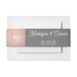 モダン灰色のモノグラムのピンク結婚ハート 招待状ベリーバンド