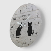 モダン猫シルエットモノグラムの木柄 ラージ壁時計 (傾斜)
