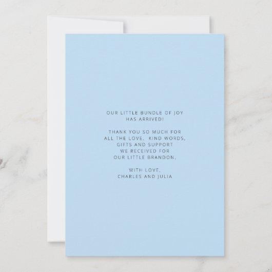 モダン生まれたばかりのベビー写真コラージュ統計ブルー誕生 案内状 (裏面)