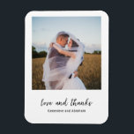 モダン白黒シンプル写結婚真 マグネット<br><div class="desc">結婚式の引き出物モダンマグシンプルンミニマルと写真の下に感謝していはラヴと白のデザインを備えたラヴとエレガント白の。これらのシックな磁石は素晴らしの任意のスタイルの結婚式の引き出物を作る結婚だろう。</div>