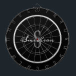 モダン白黒スクリプトモノグラムパーソナライズされた ダーツボード<br><div class="desc">次の集まりにダーツのおもしろいゲームであなたの家族や友人を楽しませる。このデザインはモダンブラックグレーファミリーモノグラム名で、1枚のボードはブラック、2枚目のボードはダークグレー。大きなモノグラムイニシャルははっきりした中央に灰色のレタリングで、名前は白トレンディー書道のスクリプトレタリングにある。クリックテンプレートのパーソナライズ後を追オプションとプロンプト</div>