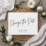 モダン白黒ス結婚クリプトの日付の変更 ポストカード<br><div class="desc">黒白カスタムのレタリングデザインを搭載した日モダン付ハガキの延期及び変更に関す結婚る。</div>