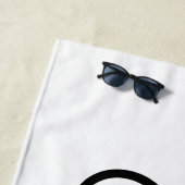 モダン白黒パーソナライズされたモノグラムと名前 ビーチタオル (インサイチュ)