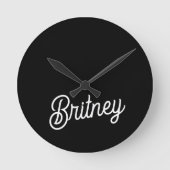 モダン白黒パーソナライズされたモノグラムと名前 ラウンド壁時計 (正面)