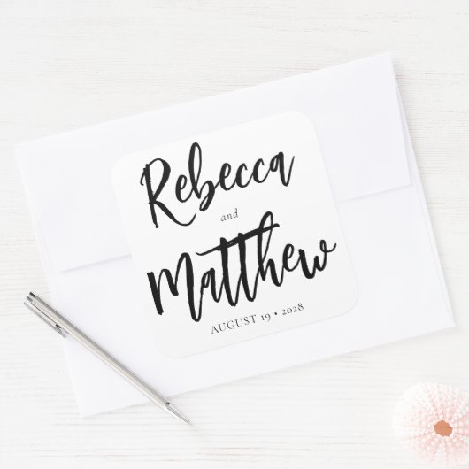 モダン白黒ブラシスクリプトの大きな名結婚前 スクエアシール (封筒)
