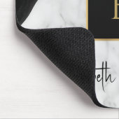 モダン白黒マーブル金ゴールドイニシャルモノグラムの マウスパッド (コーナー)