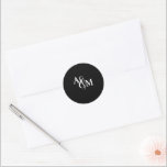 モダン白黒モノグラム結婚ズ ラウンドシール<br><div class="desc">ブラック&モダンホワイトクラシック・モノグラムの結婚スタイルラウンド・ステッカーは、写真と文字で簡単に更新できるミニマルな写真。このもし製品を救済パーソナライズする必要がある下の連絡このメッセージボタンを使って下さい。喜んで救済す。</div>