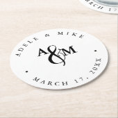 モダン白黒モノグラム結婚ズ ラウンドペーパーコースター (アングル)