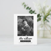 モダン白黒写真ミニマル卒業 インビテーションポストカード (スタンド正面)