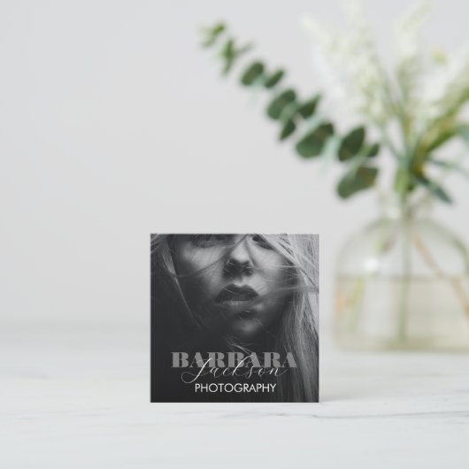 モダン白黒写真ミニマル撮影 スクエア名刺 (スタンド正面)