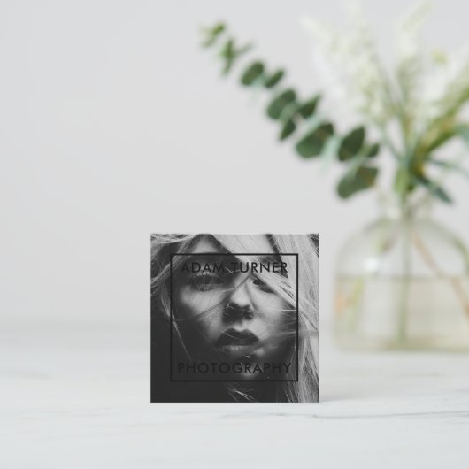 モダン白黒写真ミニマル撮影 スクエア名刺 (スタンド正面)