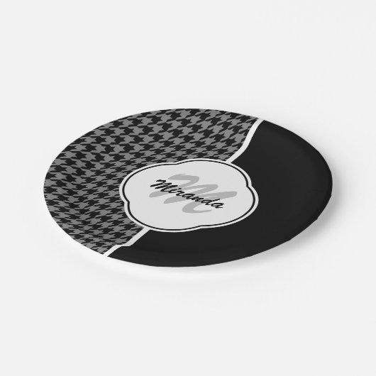 モダン白黒千鳥格子のモノグラムと名前 ペーパープレート (アングル)