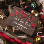 モダン素朴クリスマスパーティー保存日 案内ポストカード<br><div class="desc">素朴クリスマス、セーブ・ザ・デート案内カード、木製の背景、赤いバウブル、ストリングライトとクラシックを搭載し、簡単に編集可能なテンプレートパーソナライズされた。</div>