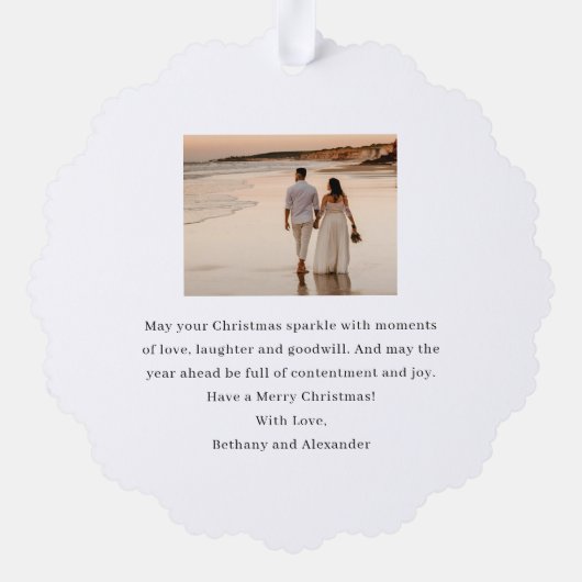 モダン結婚したメリーと写真のクリスマス オーナメントカード (裏面)