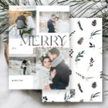 モダン結婚したメリーとNewlyweds 4 Photo シーズンカード<br><div class="desc">この写真とニューリュウズのフォトホリデーモダンカーメリードを使って結婚した、初めてのホリデーシーズンを新婚としてキャプチャする。タイポグラフィと美しい冬のデザインエレガントを搭載し、家族や友人との喜びと愛を共有できるカード。ミニマモダンリストのフロントはお気に入りのあなたの写真や婚約の写真の結婚4枚を映し出し、フェスティバルのバックは繊細な休日の葉やピンコンで飾られ、季節の居心地の良い魔法を完璧に捉えている。自分のカスタマイズスタイルと愛の物語を反映したカードのための個人の詳細と一緒に。休日の挨拶を特別に特別に特別に作りたいカップルのための完璧エレガントなtouch。著作権Anastasia Surridge、全著作権所有。</div>