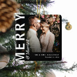 モダン結婚したメリー写真クリスマス セラミックオーナメント<br><div class="desc">メリーフォトク結婚したリスマスの装飾。デザインはモダンタイポグラフィレイアウト、の新しい名前と日付を備え結婚ている。</div>