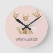 モダン美しいパステルピンクキッド名 ラウンド壁時計 (正面)