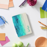 モダン色彩の鮮やかきらめく海の名アクア砂 iPad MINIカバー<br><div class="desc">オリジナルモダンの海と砂のパターン（の模様が）あるケースaqua、白い波と砂色の緑の青。カスタマイズお好みの名前で例読Kaitlynオリジナルの手色彩の鮮やかのアートワークとグラフィックのオーバーレイデザインを含むSarah Trett for www.mylittleeden.com</div>