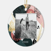 モダン芸術的 | 緑のミニマル松の円錐写真 セラミックオーナメント (左)