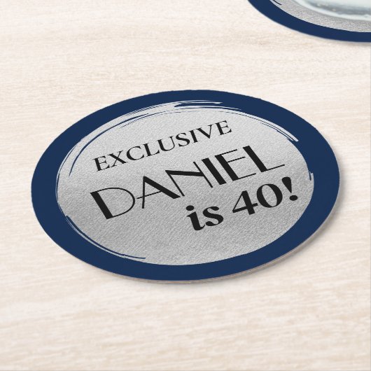 モダン誕生日ネイビーブルーシルバー ラウンドペーパーコースター (アングル)